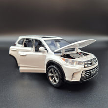 Load image into Gallery viewer, Explorafind 2019 Toyota Highlander White 1:32 Die Cast Car