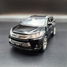 Load image into Gallery viewer, Explorafind 2019 Toyota Highlander Black 1:32 Die Cast Car