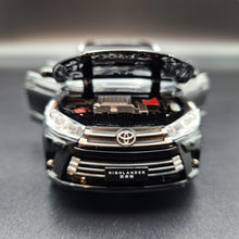 Load image into Gallery viewer, Explorafind 2019 Toyota Highlander Black 1:32 Die Cast Car