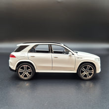 Load image into Gallery viewer, Explorafind 2022 Mercedes-Benz Maybach GLE 63 S White 1:36 Die Cast Car