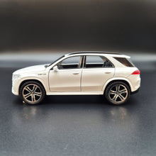Load image into Gallery viewer, Explorafind 2022 Mercedes-Benz Maybach GLE 63 S White 1:36 Die Cast Car