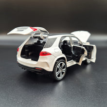 Load image into Gallery viewer, Explorafind 2022 Mercedes-Benz Maybach GLE 63 S White 1:36 Die Cast Car