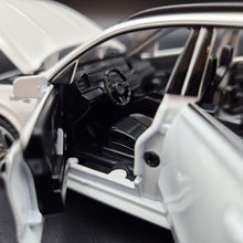 Load image into Gallery viewer, Explorafind 2022 Mercedes-Benz Maybach GLE 63 S White 1:36 Die Cast Car