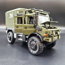 Load image into Gallery viewer, Explorafind 2000 Mercedes Benz Unimog Off Road RV Army Green 1:32 Die Cast Truck