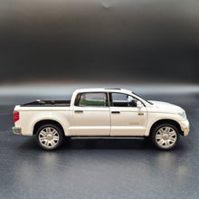 Load image into Gallery viewer, Explorafind 2019 Toyota Tundra White 1:32 Die Cast Car