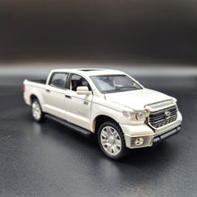 Load image into Gallery viewer, Explorafind 2019 Toyota Tundra White 1:32 Die Cast Car