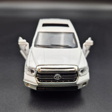 Load image into Gallery viewer, Explorafind 2019 Toyota Tundra White 1:32 Die Cast Car