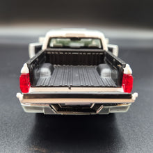Load image into Gallery viewer, Explorafind 2019 Toyota Tundra White 1:32 Die Cast Car