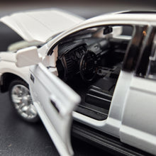 Load image into Gallery viewer, Explorafind 2019 Toyota Tundra White 1:32 Die Cast Car