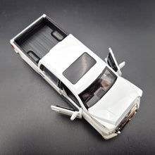 Load image into Gallery viewer, Explorafind 2019 Toyota Tundra White 1:32 Die Cast Car