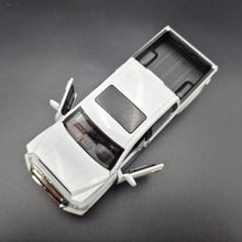Load image into Gallery viewer, Explorafind 2019 Toyota Tundra White 1:32 Die Cast Car