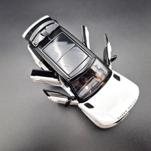 Load image into Gallery viewer, Explorafind 2022 Range Rover Sport White 1:32 Die Cast Car