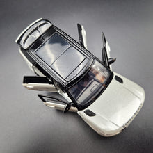 Load image into Gallery viewer, Explorafind 2022 Range Rover Sport Silver 1:32 Die Cast Car