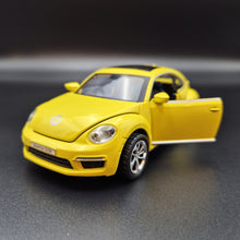 Load image into Gallery viewer, Explorafind 2010 Volkswagen New Beetle Yellow 1:32 Die Cast Car
