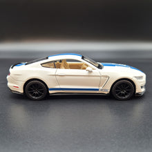 Load image into Gallery viewer, Explorafind 2020 Ford Mustang Shelby GT350 White 1:32 Die Cast Car