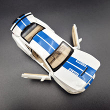 Load image into Gallery viewer, Explorafind 2020 Ford Mustang Shelby GT350 White 1:32 Die Cast Car