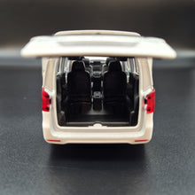Load image into Gallery viewer, Explorafind 2021 Mercedes-Benz V-Class V260 White 1:36 Die Cast Van