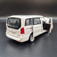 Load image into Gallery viewer, Explorafind 2021 Mercedes-Benz V-Class V260 White 1:36 Die Cast Van