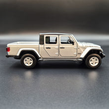 Load image into Gallery viewer, Explorafind 2022 Jeep Gladiator Rubicon Silver 1:32 Die Cast Car