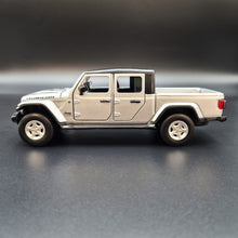 Load image into Gallery viewer, Explorafind 2022 Jeep Gladiator Rubicon Silver 1:32 Die Cast Car