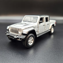 Load image into Gallery viewer, Explorafind 2022 Jeep Gladiator Rubicon Silver 1:32 Die Cast Car