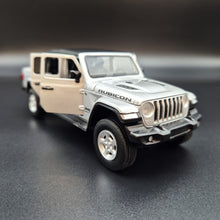 Load image into Gallery viewer, Explorafind 2022 Jeep Gladiator Rubicon Silver 1:32 Die Cast Car
