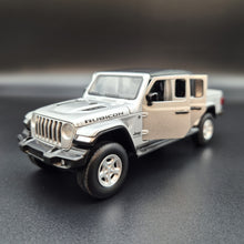 Load image into Gallery viewer, Explorafind 2022 Jeep Gladiator Rubicon Silver 1:32 Die Cast Car