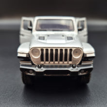 Load image into Gallery viewer, Explorafind 2022 Jeep Gladiator Rubicon Silver 1:32 Die Cast Car