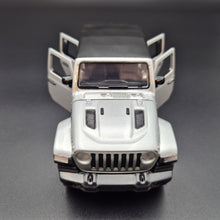 Load image into Gallery viewer, Explorafind 2022 Jeep Gladiator Rubicon Silver 1:32 Die Cast Car