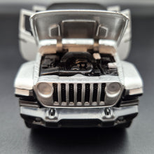 Load image into Gallery viewer, Explorafind 2022 Jeep Gladiator Rubicon Silver 1:32 Die Cast Car
