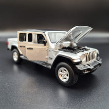 Load image into Gallery viewer, Explorafind 2022 Jeep Gladiator Rubicon Silver 1:32 Die Cast Car