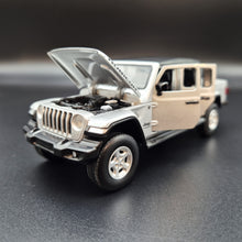 Load image into Gallery viewer, Explorafind 2022 Jeep Gladiator Rubicon Silver 1:32 Die Cast Car