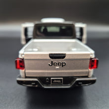 Load image into Gallery viewer, Explorafind 2022 Jeep Gladiator Rubicon Silver 1:32 Die Cast Car