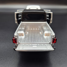 Load image into Gallery viewer, Explorafind 2022 Jeep Gladiator Rubicon Silver 1:32 Die Cast Car
