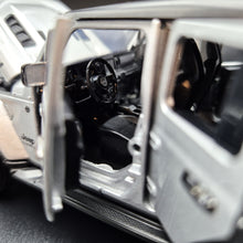 Load image into Gallery viewer, Explorafind 2022 Jeep Gladiator Rubicon Silver 1:32 Die Cast Car