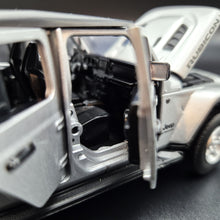 Load image into Gallery viewer, Explorafind 2022 Jeep Gladiator Rubicon Silver 1:32 Die Cast Car
