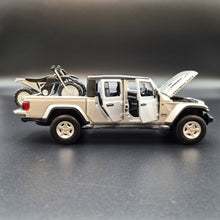 Load image into Gallery viewer, Explorafind 2022 Jeep Gladiator Rubicon Silver 1:32 Die Cast Car