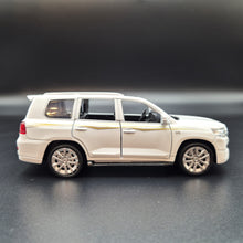 Load image into Gallery viewer, Explorafind 2021 Toyota Land Cruiser White 1:32 Die Cast Car