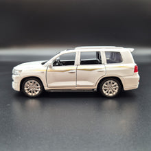 Load image into Gallery viewer, Explorafind 2021 Toyota Land Cruiser White 1:32 Die Cast Car