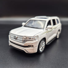 Load image into Gallery viewer, Explorafind 2021 Toyota Land Cruiser White 1:32 Die Cast Car