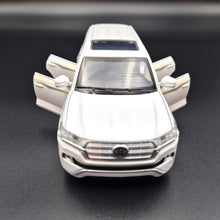 Load image into Gallery viewer, Explorafind 2021 Toyota Land Cruiser White 1:32 Die Cast Car