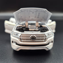 Load image into Gallery viewer, Explorafind 2021 Toyota Land Cruiser White 1:32 Die Cast Car