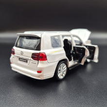 Load image into Gallery viewer, Explorafind 2021 Toyota Land Cruiser White 1:32 Die Cast Car