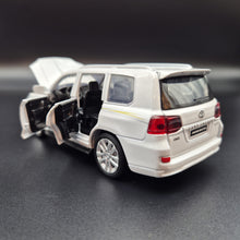 Load image into Gallery viewer, Explorafind 2021 Toyota Land Cruiser White 1:32 Die Cast Car