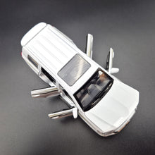 Load image into Gallery viewer, Explorafind 2021 Toyota Land Cruiser White 1:32 Die Cast Car