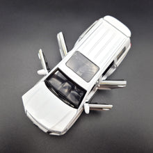 Load image into Gallery viewer, Explorafind 2021 Toyota Land Cruiser White 1:32 Die Cast Car