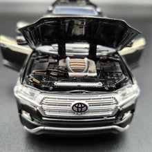 Load image into Gallery viewer, Explorafind 2021 Toyota Land Cruiser Black 1:32 Die Cast Car