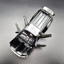 Load image into Gallery viewer, Explorafind 2021 Toyota Land Cruiser Black 1:32 Die Cast Car