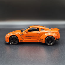 Load image into Gallery viewer, Explorafind 2020 Nissan GT-R R-35 Orange 1:32 Die Cast Car