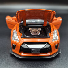 Load image into Gallery viewer, Explorafind 2020 Nissan GT-R R-35 Orange 1:32 Die Cast Car